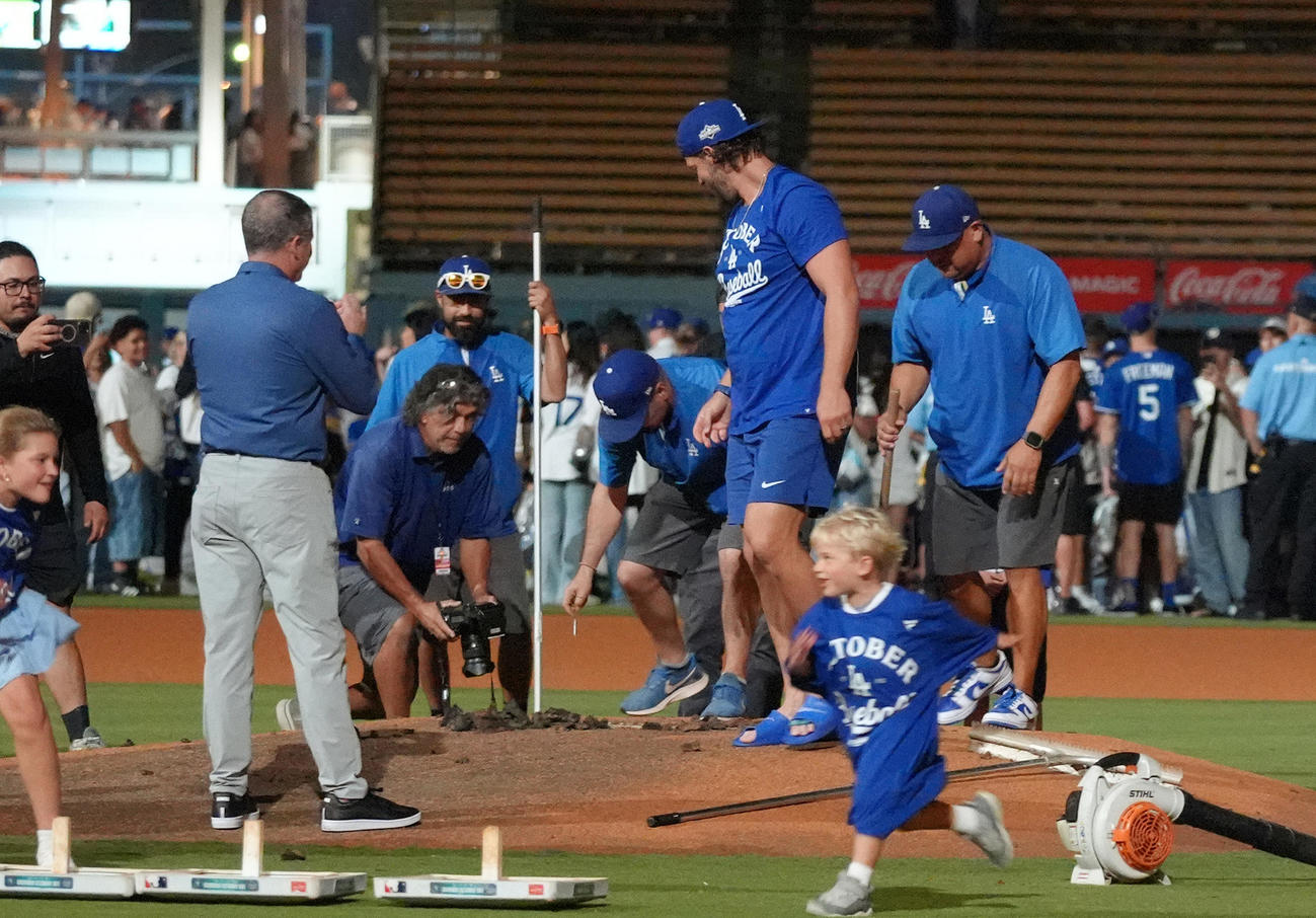 ドジャース対ジャイアンツ　試合後、マウンドでプレートを掘り起こすドジャース・カーショー（中央）（撮影・菅敏）