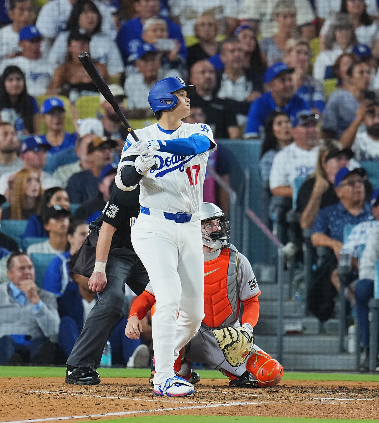 ドジャース対ジャイアンツ　5回裏ドジャース2死一、二塁、左越えに52号3点本塁打を放つ大谷（撮影・菅敏）