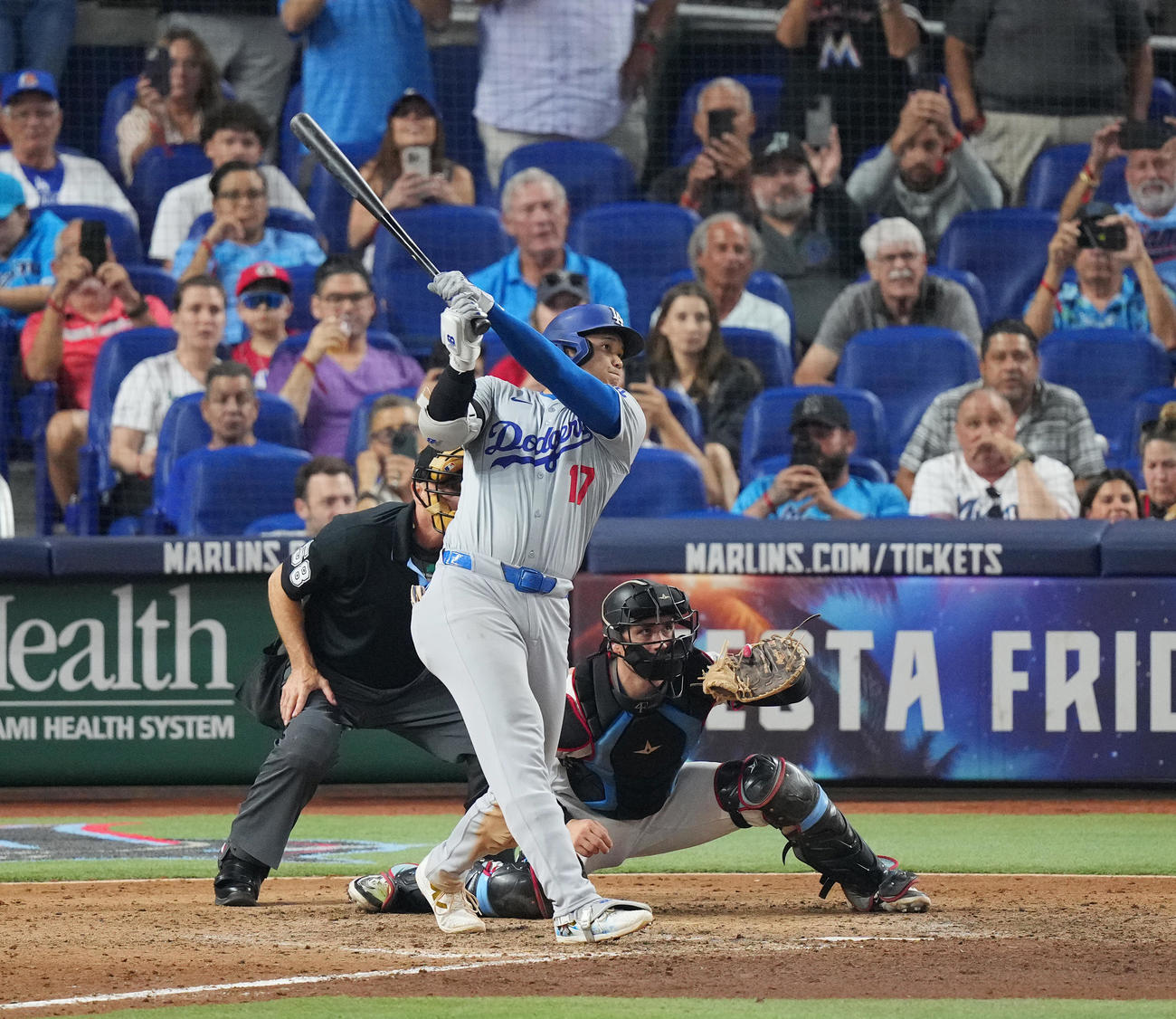 マーリンズ対ドジャース　7回表ドジャース2死三塁、50号2点本塁打を放つ大谷＝2024年9月19日（現地時間）