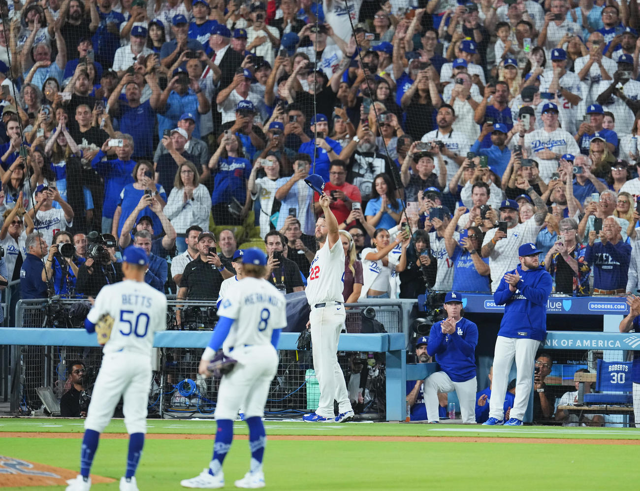 ドジャース対ジャイアンツ　5回途中に降板し、カーテンコールに応えるドジャース・カーショー（中央）（撮影・菅敏）