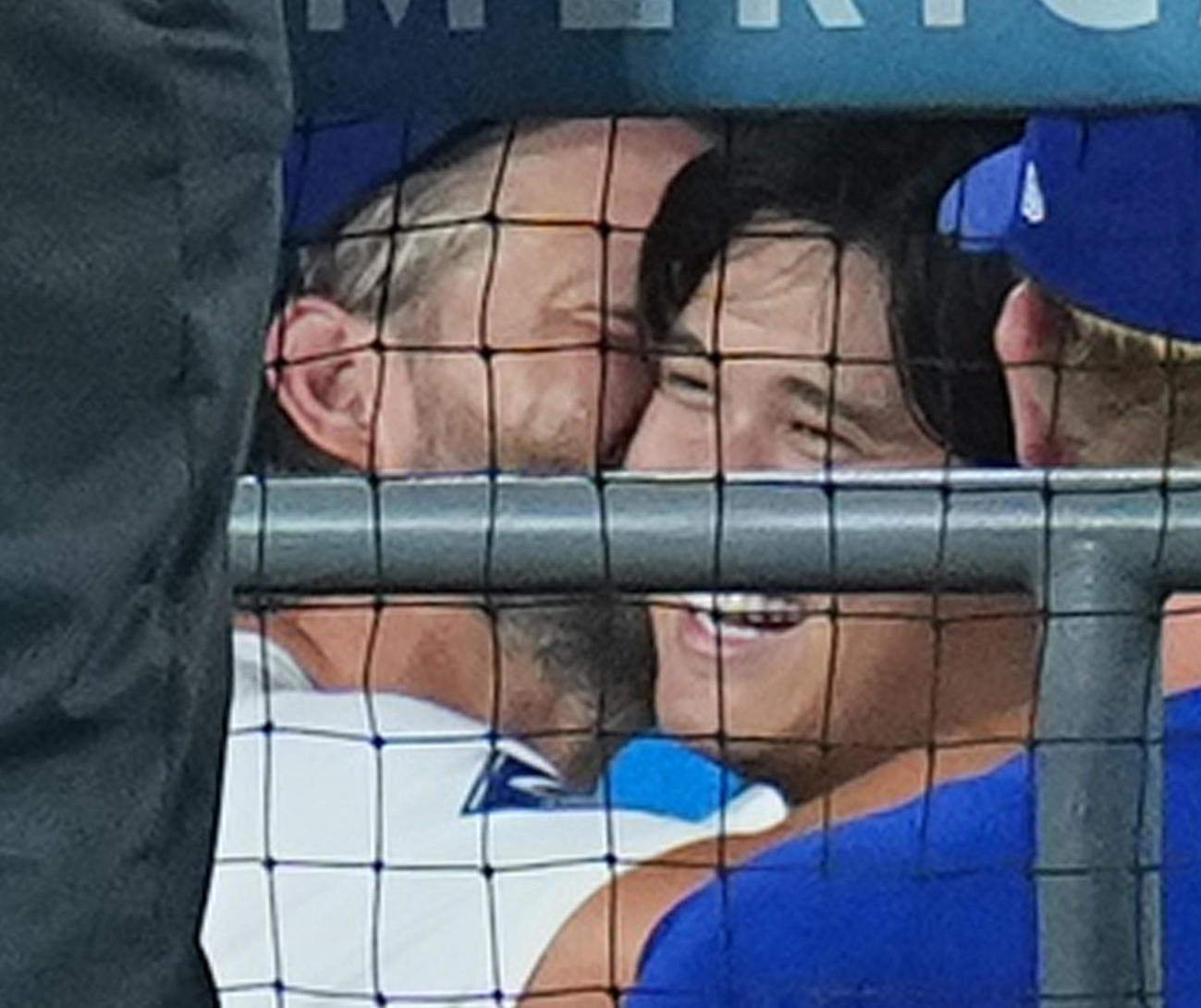 ドジャース対ジャイアンツ　5回途中、降板したカーショー（左）にハグされるドジャース大谷（撮影・菅敏）