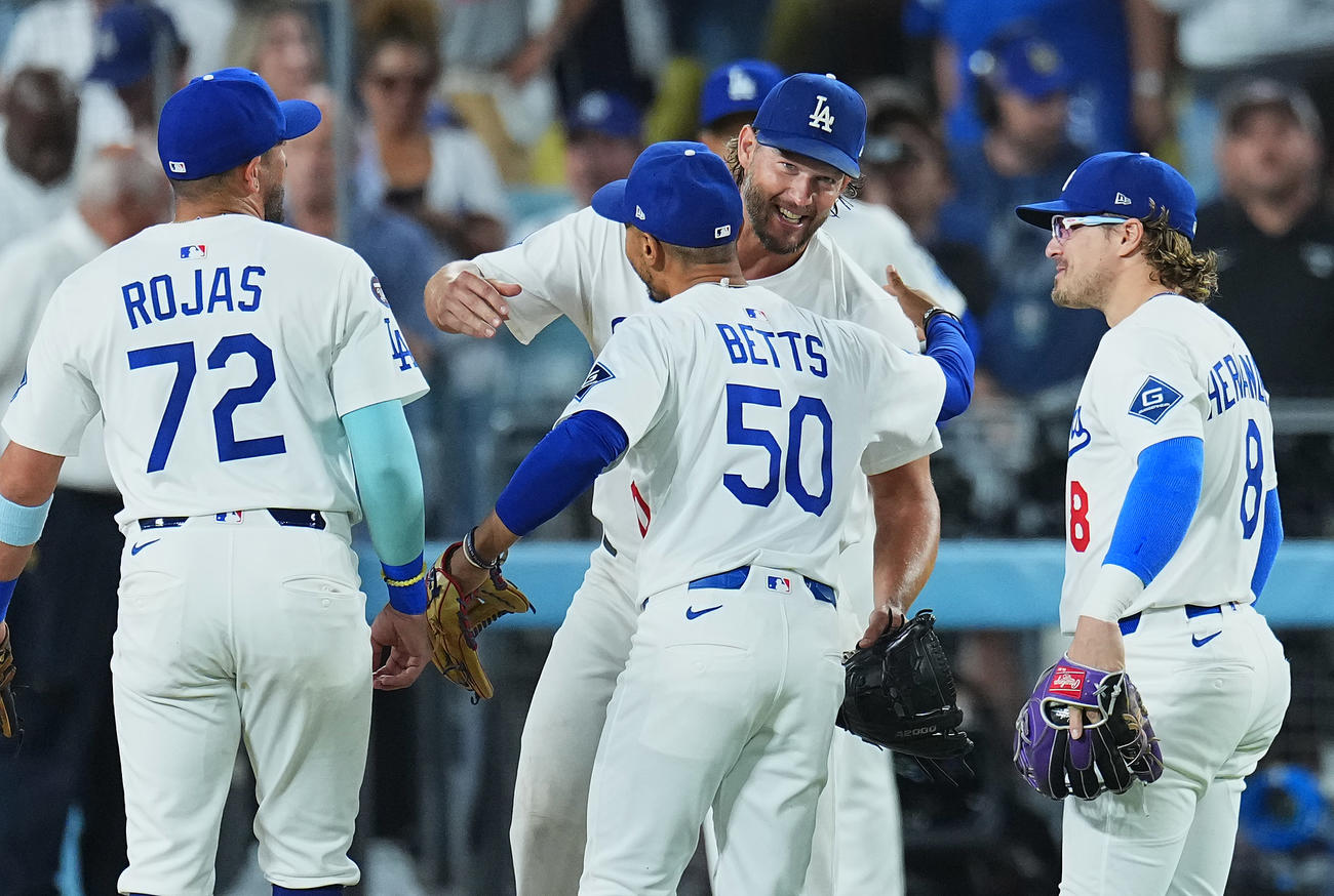 ドジャース対ジャイアンツ　5回途中で降板するドジャース・カーショーは、ベッツ（左から2人目）とハグする（撮影・菅敏）