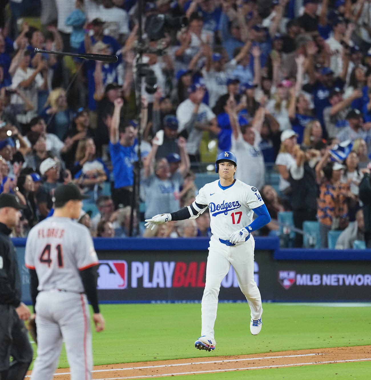 ドジャース対ジャイアンツ　5回裏ドジャース2死一、二塁、左越えに52号3点本塁打を放ち、バットを投げる大谷（撮影・菅敏）