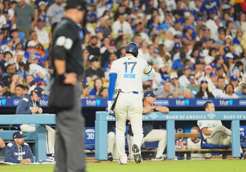 ドジャース対ジャイアンツ　3回裏ドジャース無死、見逃しの三振に倒れ、ベンチに戻る大谷（撮影・菅敏）