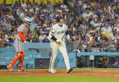 ドジャース対ジャイアンツ　4回裏ドジャース2死、四球を選ぶ大谷（撮影・菅敏）