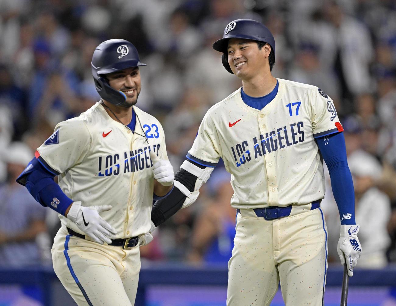 ジャイアンツ戦の4回、本塁打を放ったコンフォート（左）を迎えるドジャース大谷（共同）