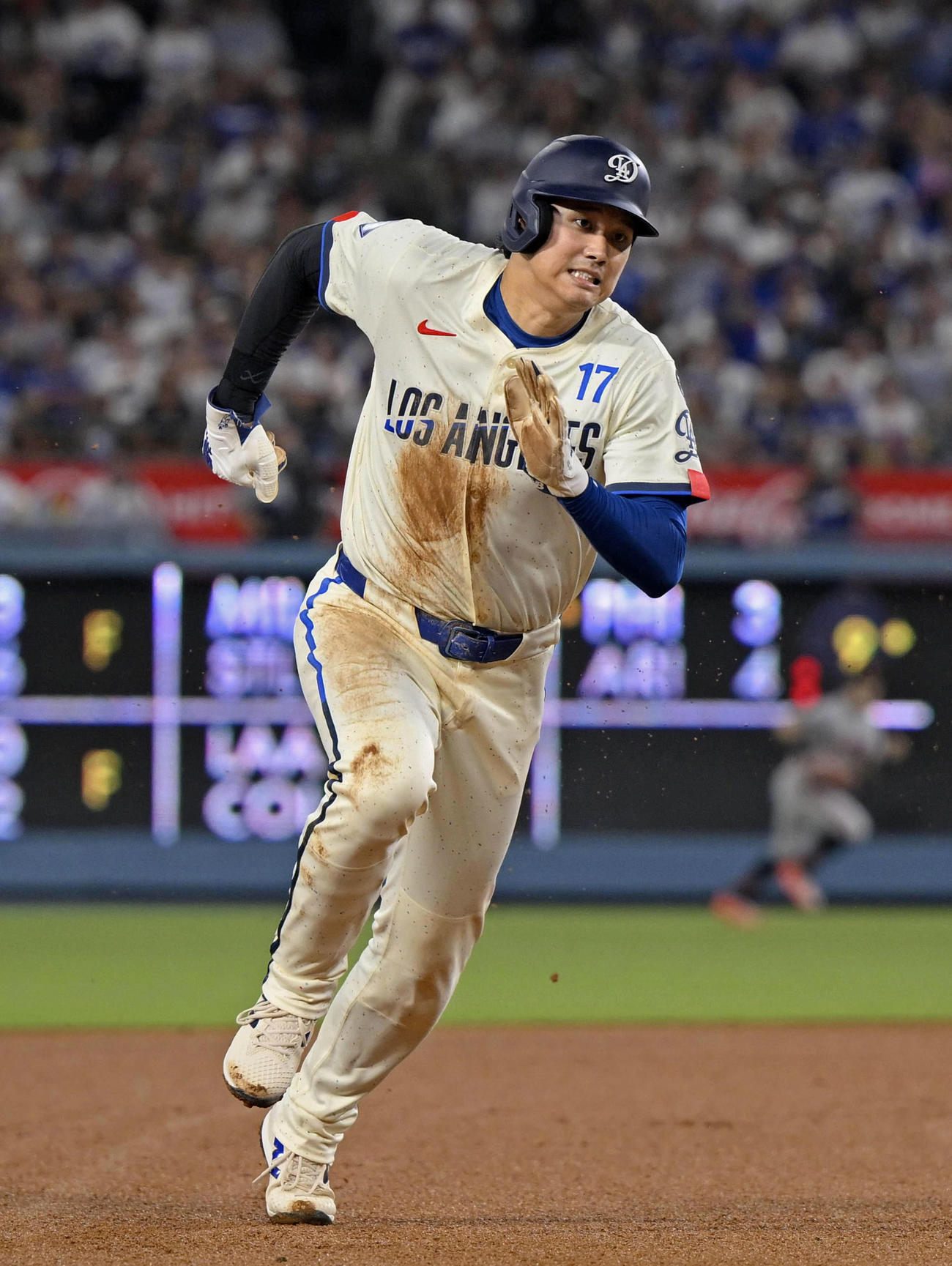ジャイアンツ戦の4回、フリーマンの適時打で本塁へ向かうドジャース大谷（共同）