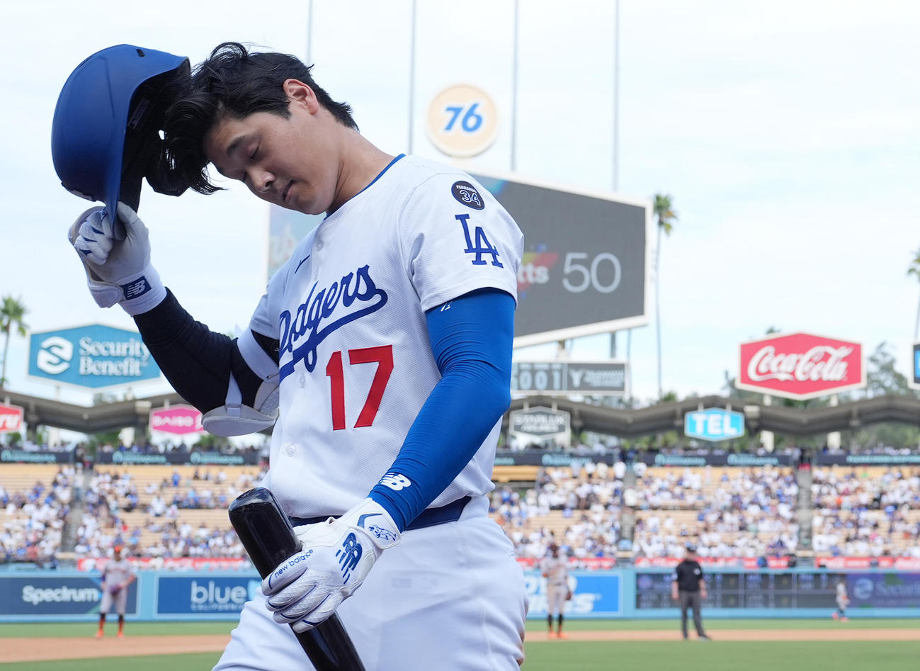 ドジャース対ジャイアンツ　8回裏ドジャース無死、空振りの三振に倒れ、ベンチに引き揚げる大谷（撮影・菅敏）