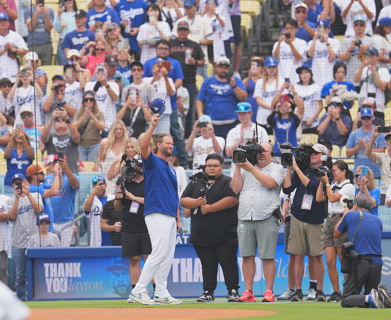 ドジャース対ジャイアンツ　試合前にファンにあいさつするドジャースのクレントン・カーショー（撮影・菅敏）
