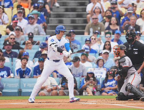 ドジャース対ジャイアンツ　1回裏ドジャース無死、空振りの三振に倒れる大谷（撮影・菅敏）