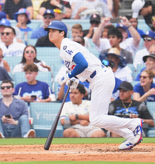 ドジャース対ジャイアンツ　3回裏ドジャース2死、右飛に倒れる大谷（撮影・菅敏）