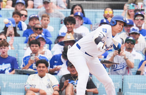ドジャース対ジャイアンツ　6回裏ドジャース無死、バットを折りながらも右前打を放つ大谷（撮影・菅敏）