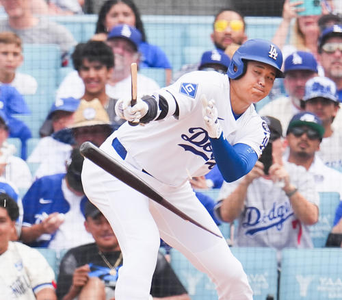 ドジャース対ジャイアンツ　6回裏ドジャース無死、バットを折りながらも右前打を放つ大谷（撮影・菅敏）
