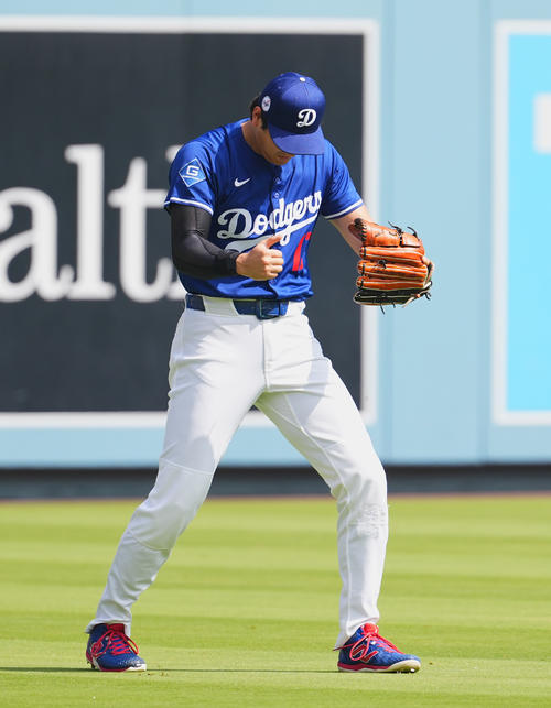 ドジャース対ジャイアンツ　試合前の練習中にアレックス・ベシアのモノマネをするドジャース大谷（撮影・菅敏）