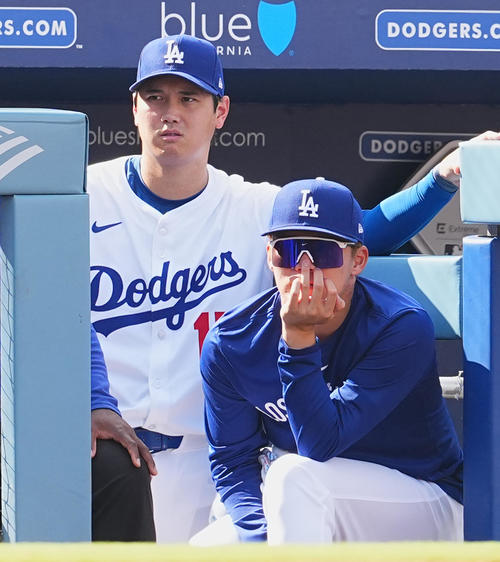 ドジャース対ジャイアンツ　9回、試合を見守るドジャース大谷と山本（右）（撮影・菅敏）