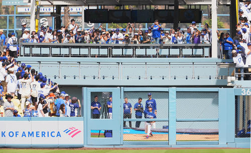 ドジャース対ジャイアンツ　試合前、ブルペンで投球練習をするドジャース大谷（撮影・菅敏）
