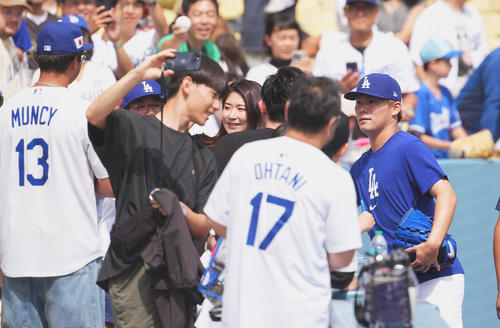 ドジャース対ジャイアンツ　試合前の練習を終え、ファンにサインをするドジャース山本（撮影・菅敏）