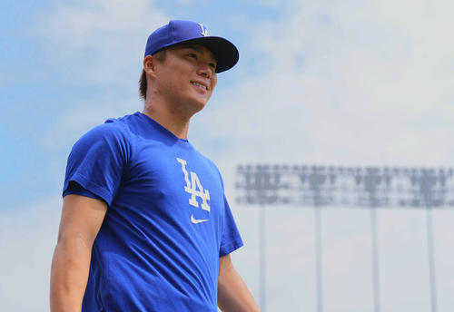 ドジャース対ジャイアンツ　試合前の練習を終え、笑顔で引き揚げるドジャース山本（撮影・菅敏）