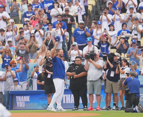 ドジャース対ジャイアンツ　試合前にファンにあいさつするドジャースのクレントン・カーショー（撮影・菅敏）