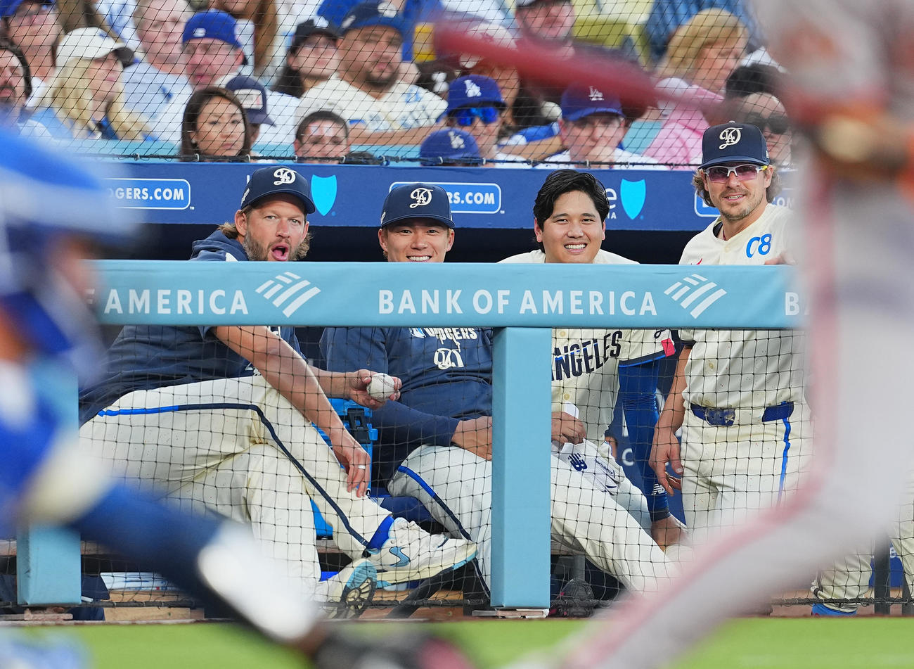 ドジャース対ジャイアンツ　ベンチから試合を見守る、左からカーショー、山本、大谷、K・ヘルナンデス（撮影・菅敏）