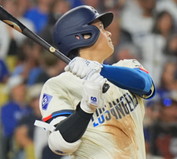 ドジャース対ジャイアンツ　6回裏ドジャース無死、53号ソロ本塁打を放つ大谷（撮影・菅敏）