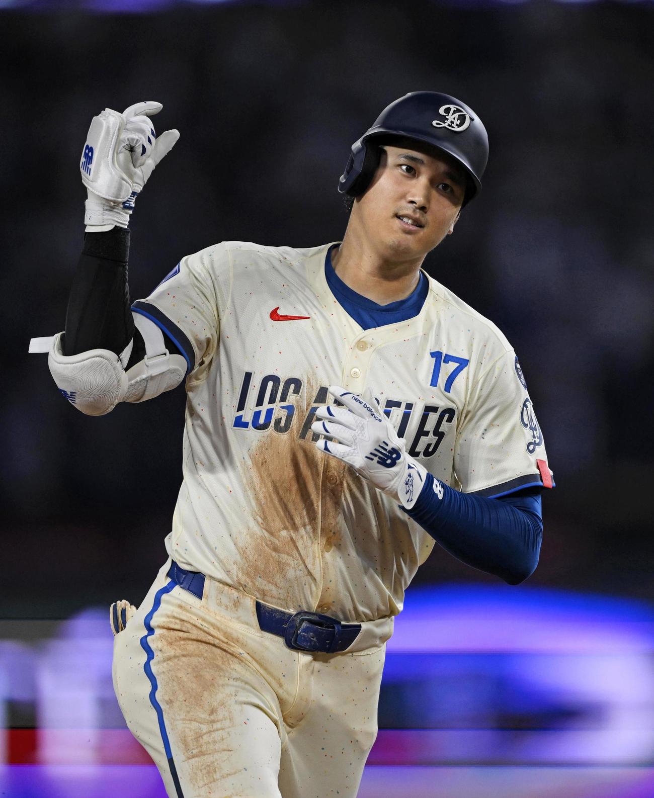 ジャイアンツ戦の6回、53号ソロを放ちポーズをとるドジャース大谷（共同）