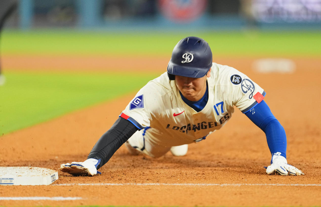 ドジャース対ジャイアンツ　4回裏ドジャース2死一塁、投手からにけん制球で一塁に帰塁する大谷（撮影・菅敏）