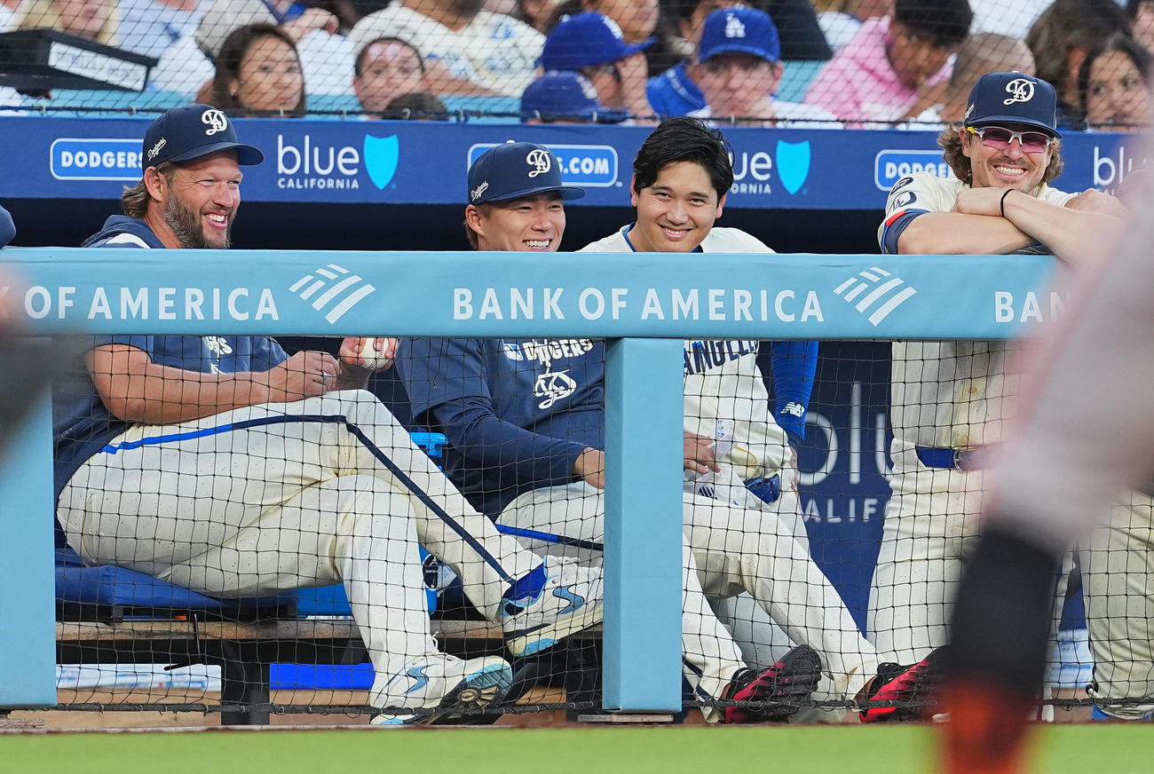 ドジャース対ジャイアンツ　ベンチから試合を見守る、左からカーショー、山本、大谷、K・ヘルナンデス（撮影・菅敏）