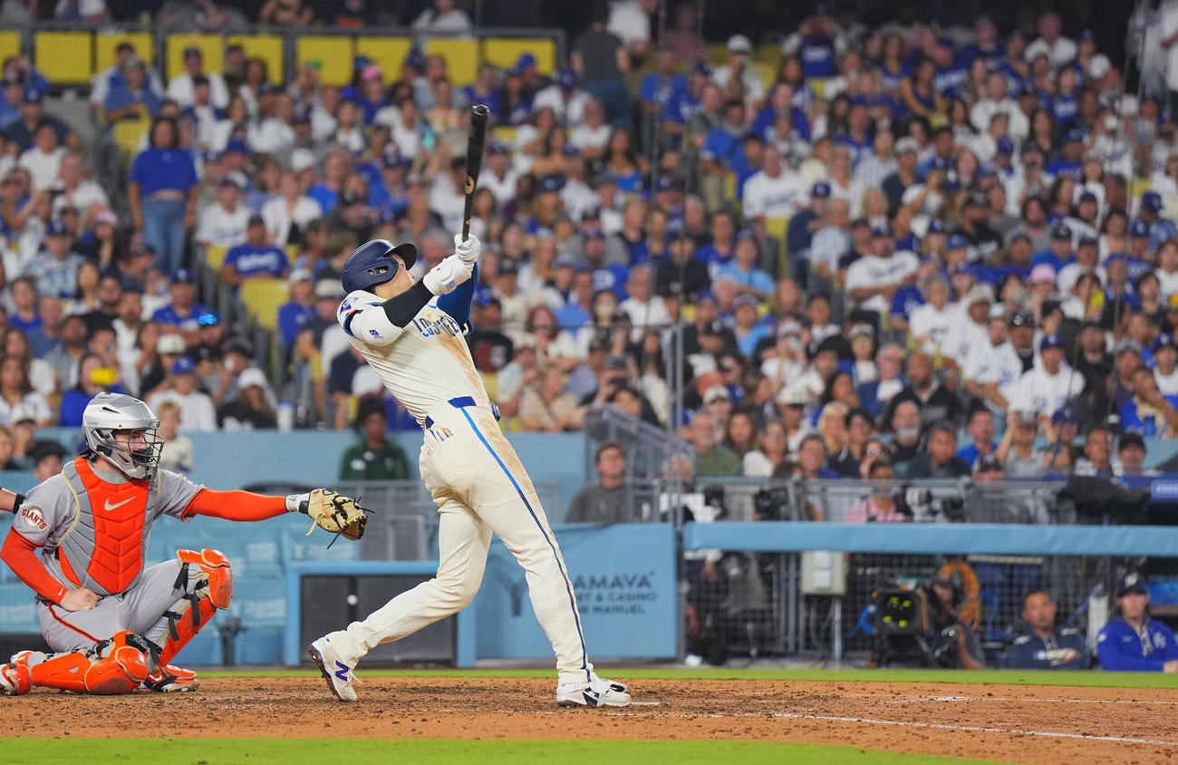 ドジャース対ジャイアンツ　6回裏ドジャース無死、左越えに53号ソロ本塁打を放つ大谷（撮影・菅敏）