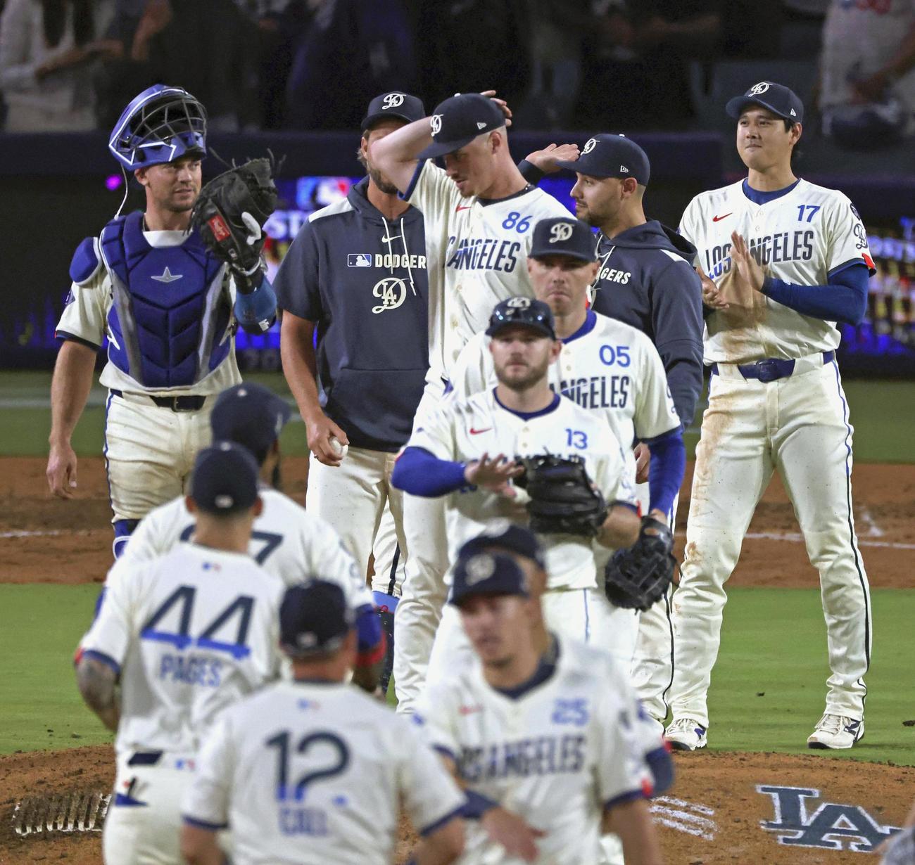 ジャイアンツに勝利し、チームメートを迎えるドジャース大谷（右奥）（共同）