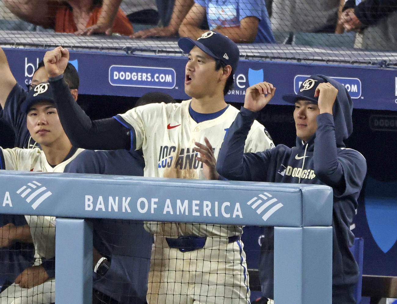 ジャイアンツ戦の勝利が決まり、山本（右）と喜ぶドジャース大谷（共同）