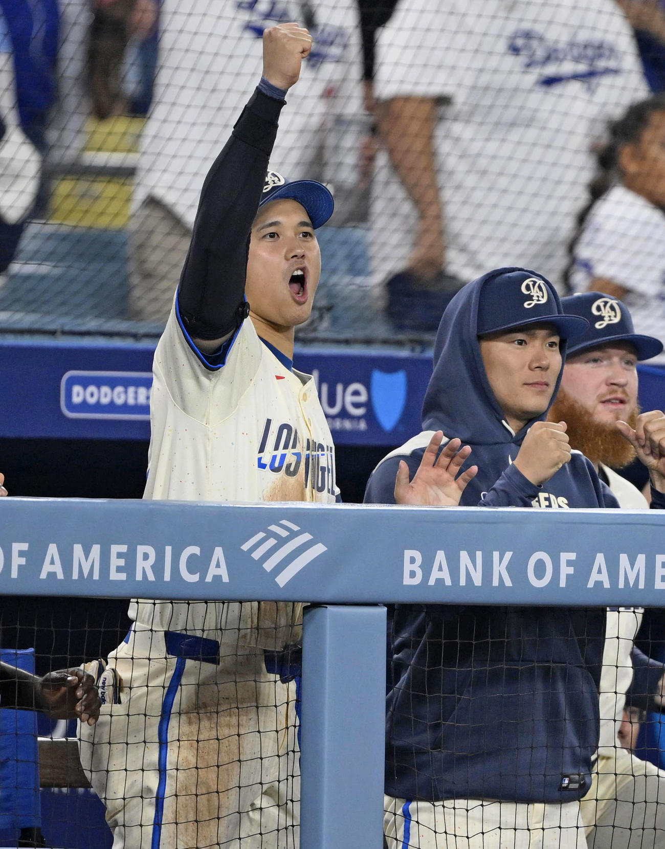 ジャイアンツ戦の勝利が決まり、山本（中央）と喜ぶドジャース大谷（共同）