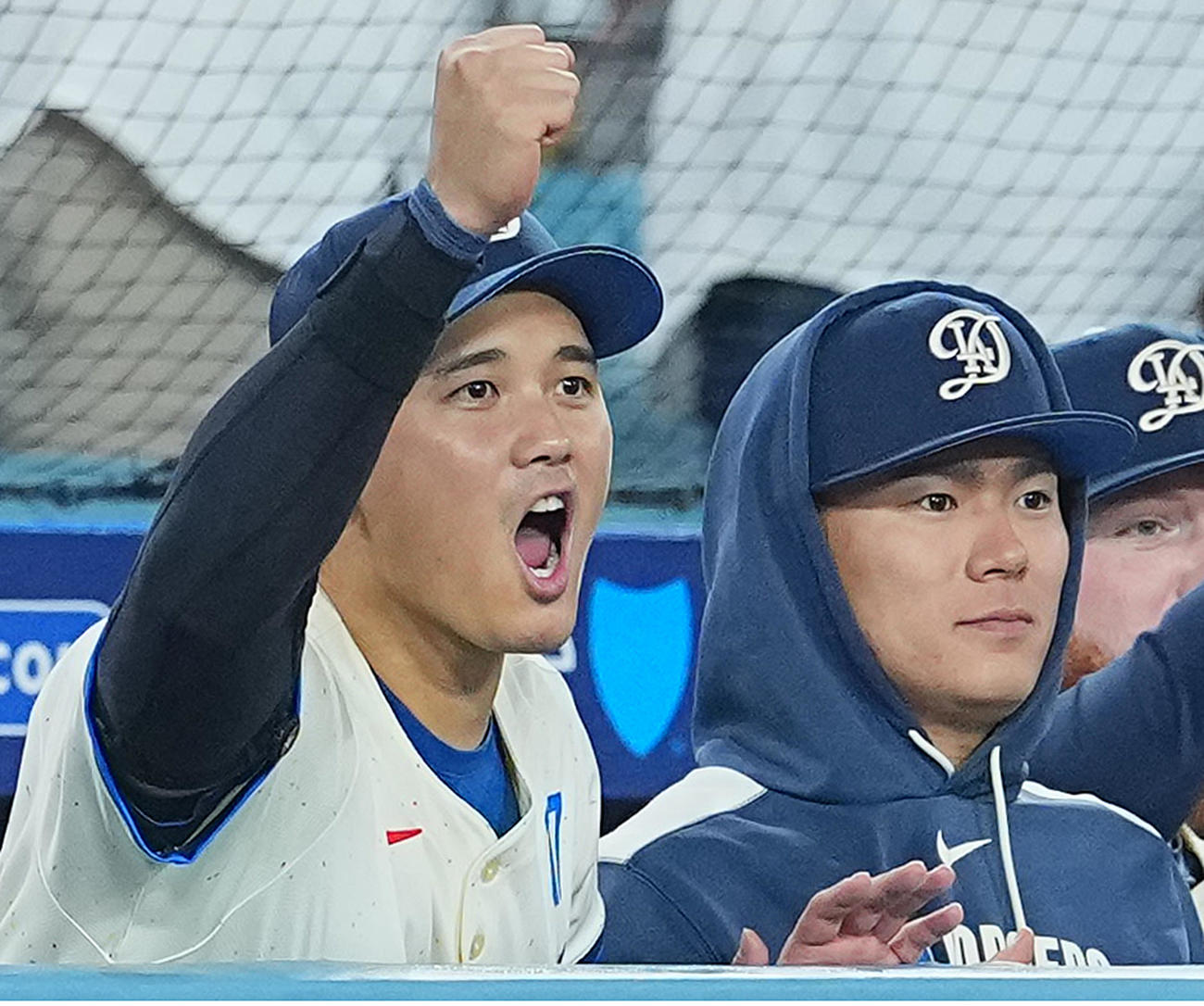 ドジャース対ジャイアンツ　ジャイアンツに勝利し、ベンチにガッツポーズを見せるドジャース大谷と山本（右）（撮影・菅敏）