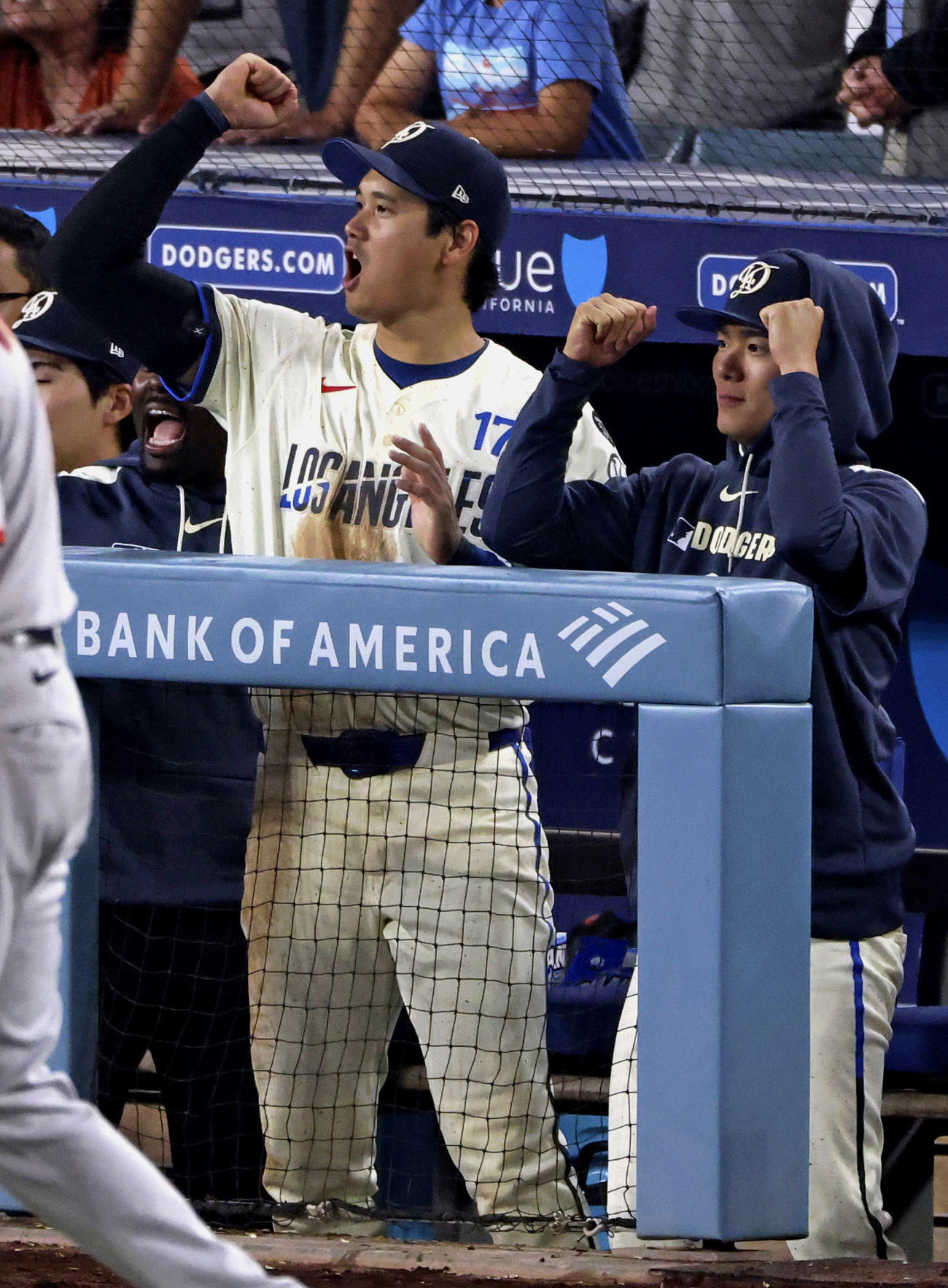 ジャイアンツ戦の勝利が決まり、山本（右）と喜ぶドジャース大谷（共同）