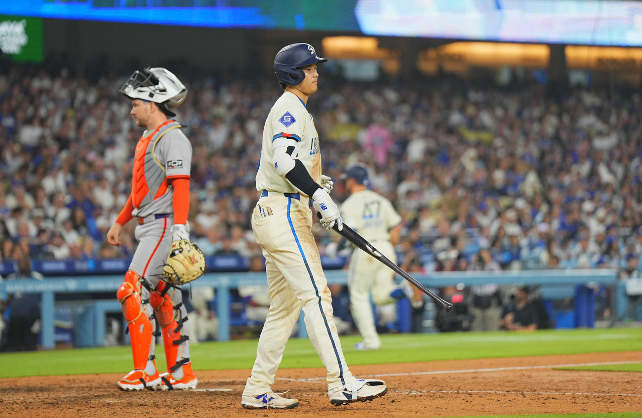 ドジャース対ジャイアンツ　7回裏ドジャース2死二塁、申告敬遠を受ける大谷（撮影・菅敏）