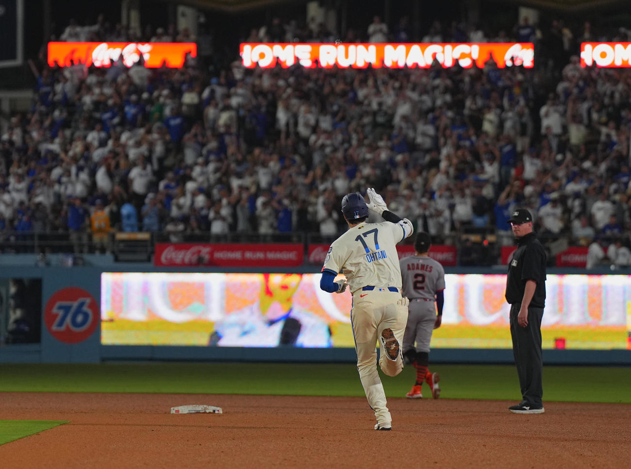 ドジャース対ジャイアンツ　6回裏ドジャース無死、53号ソロ本塁打を放ち、ダイヤモンドを回りながらポーズをとる大谷（撮影・菅敏）