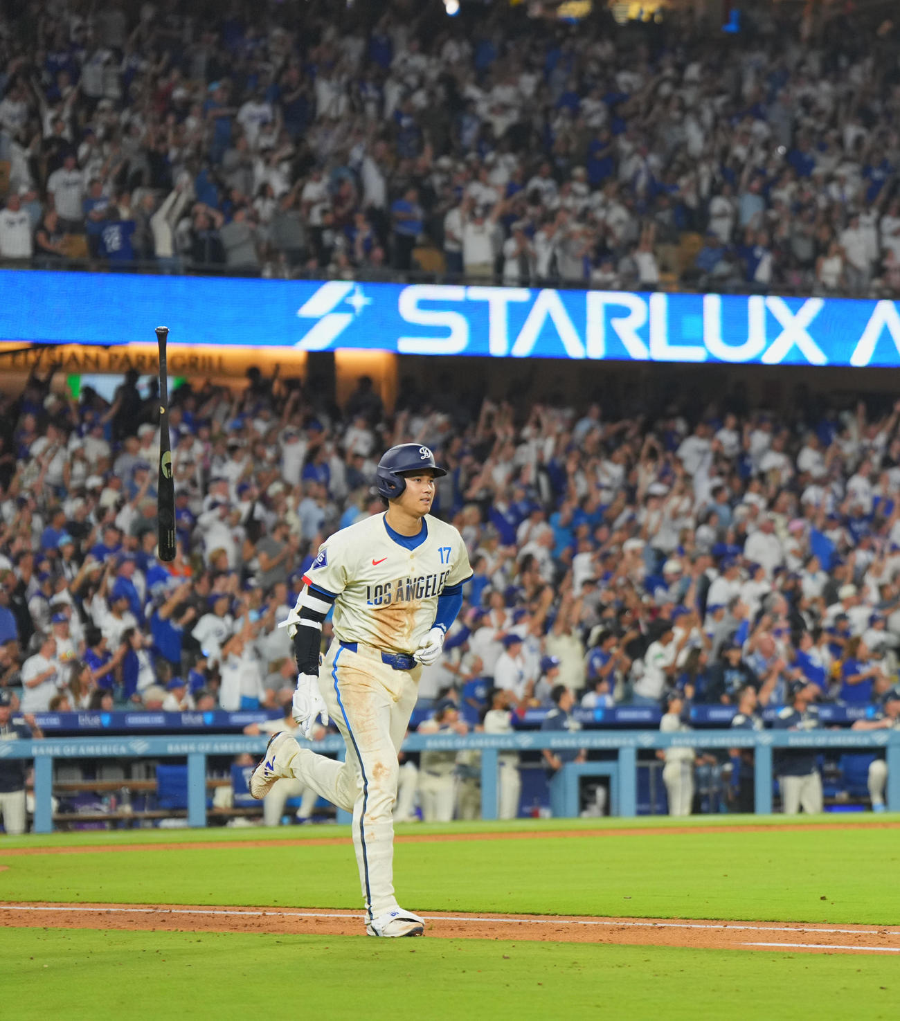 ドジャース対ジャイアンツ　6回裏ドジャース無死、53号ソロ本塁打を放つ大谷（撮影・菅敏）