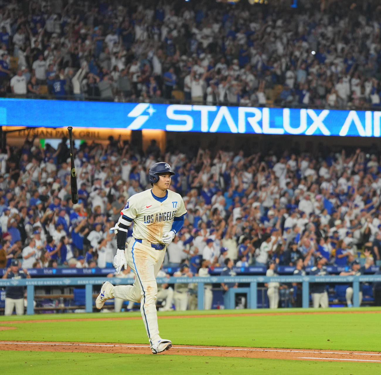 ドジャース対ジャイアンツ　6回裏ドジャース無死、53号ソロ本塁打を放つ大谷（撮影・菅敏）