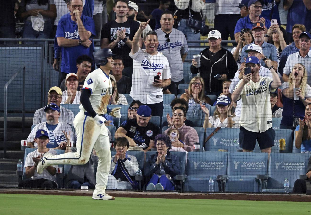 ジャイアンツ戦の4回、フリーマンの適時打で生還したドジャース大谷（共同）