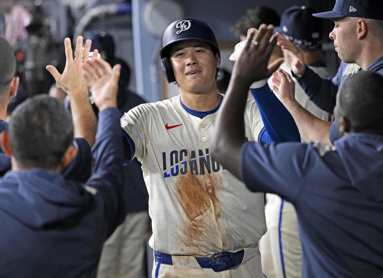 ジャイアンツ戦の4回、フリーマンの適時打で生還したドジャース大谷（共同）