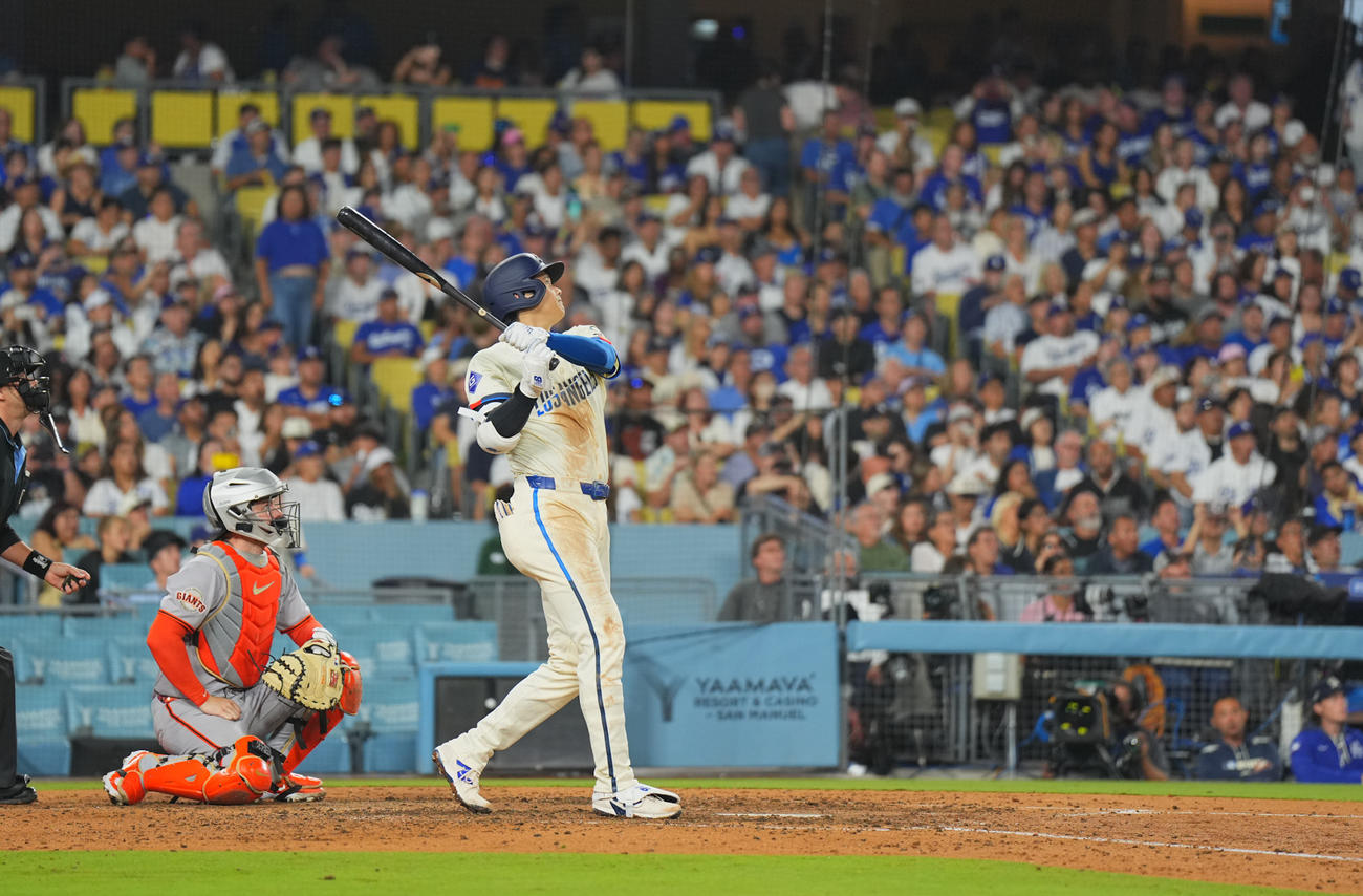 ドジャース対ジャイアンツ　6回裏ドジャース無死、53号ソロ本塁打を放つ大谷（撮影・菅敏）