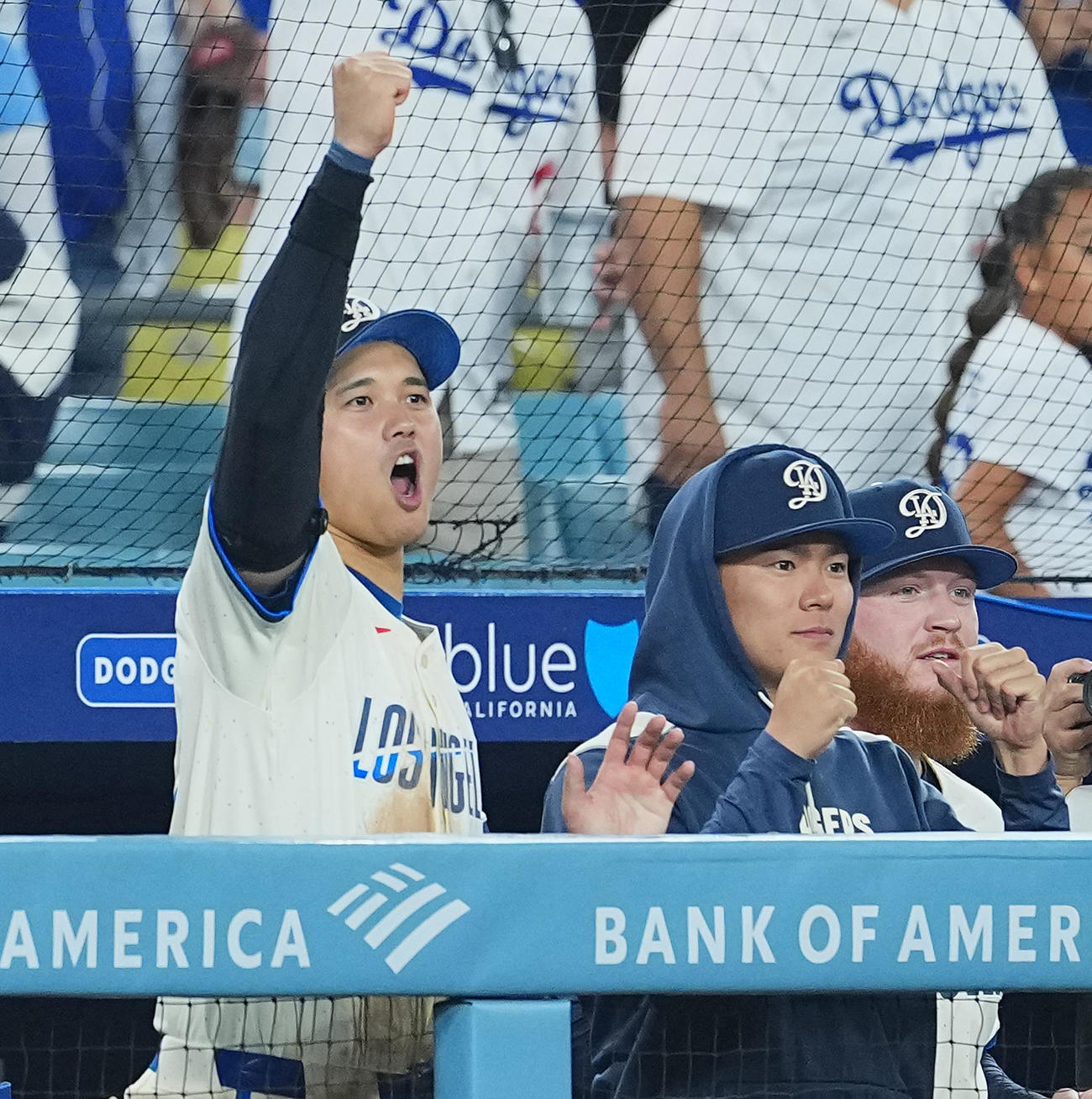 ドジャース対ジャイアンツ　ジャイアンツに勝利し、ベンチにガッツポーズを見せるドジャース大谷と山本（右）（撮影・菅敏）