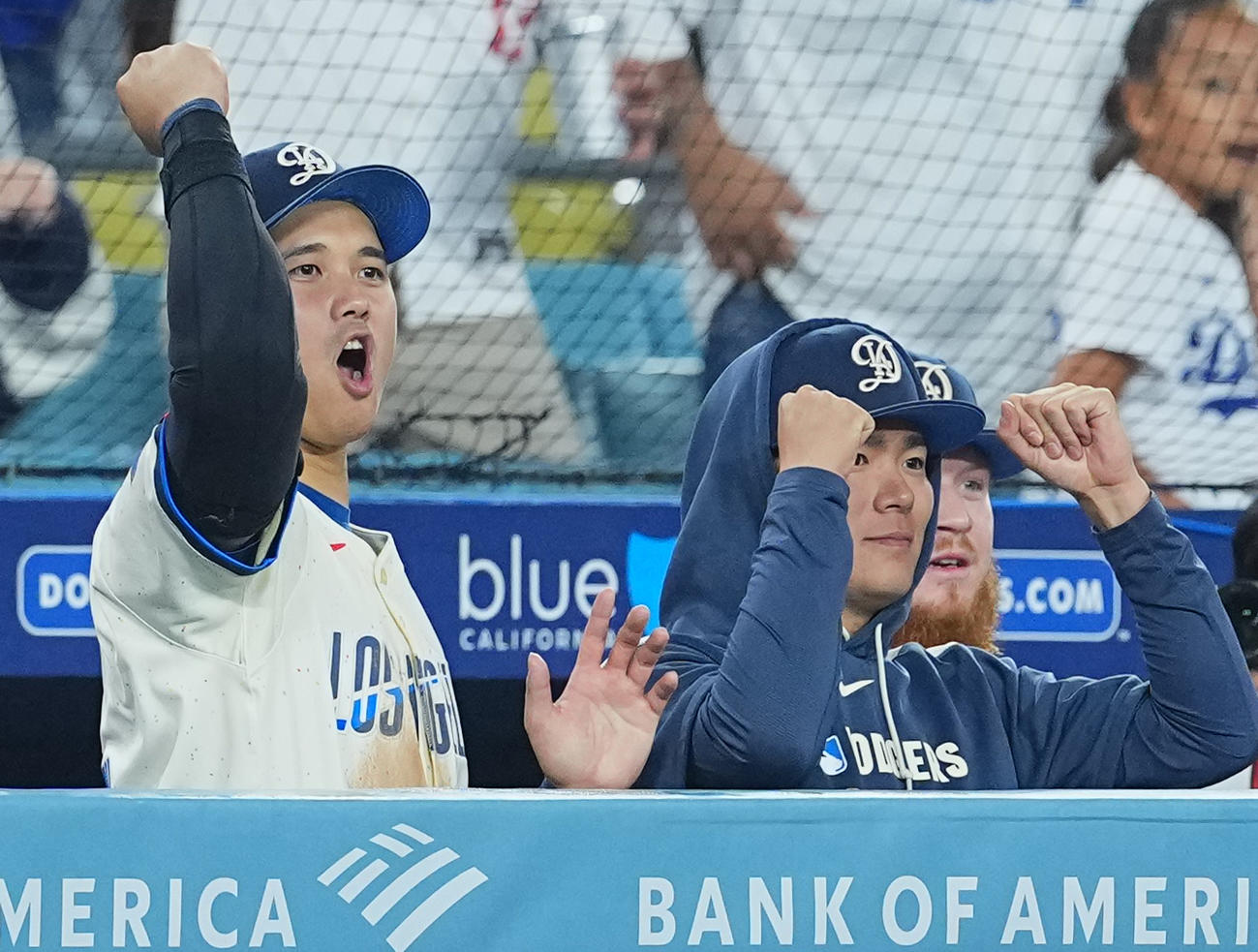 ドジャース対ジャイアンツ　ジャイアンツに勝利し、ベンチにガッツポーズを見せるドジャース大谷と山本（右）（撮影・菅敏）