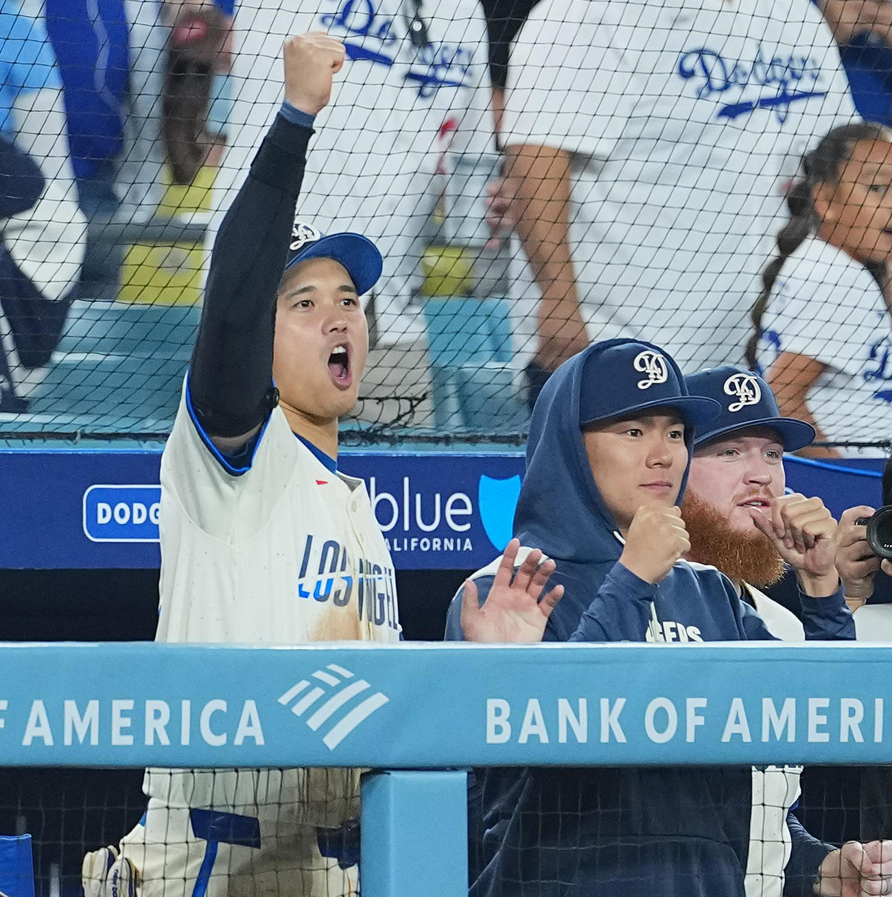 ドジャース対ジャイアンツ　ジャイアンツに勝利し、ベンチにガッツポーズを見せるドジャース大谷と山本（右）（撮影・菅敏）