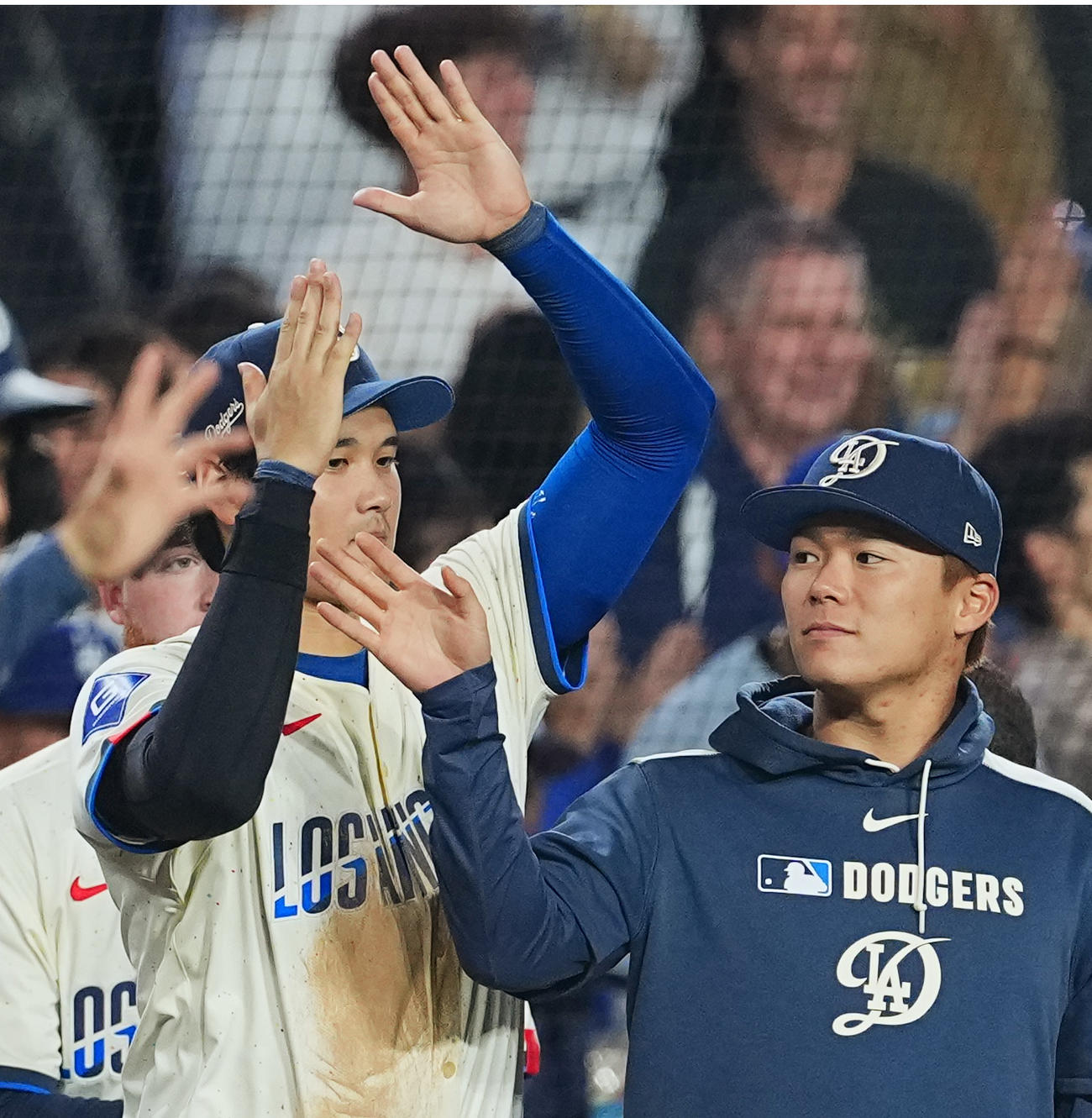 ドジャース対ジャイアンツ　ジャイアンツに勝利し、タッチをするドジャース大谷と山本（右）（撮影・菅敏）