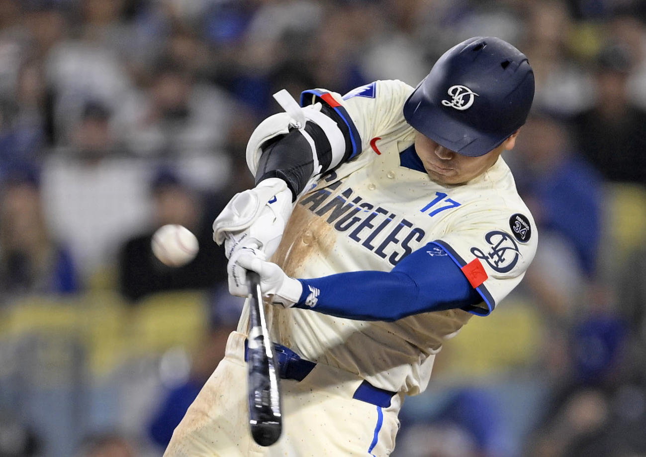 ジャイアンツ戦の6回、リーグトップに並ぶ53号ソロを放つドジャース大谷(共同)
