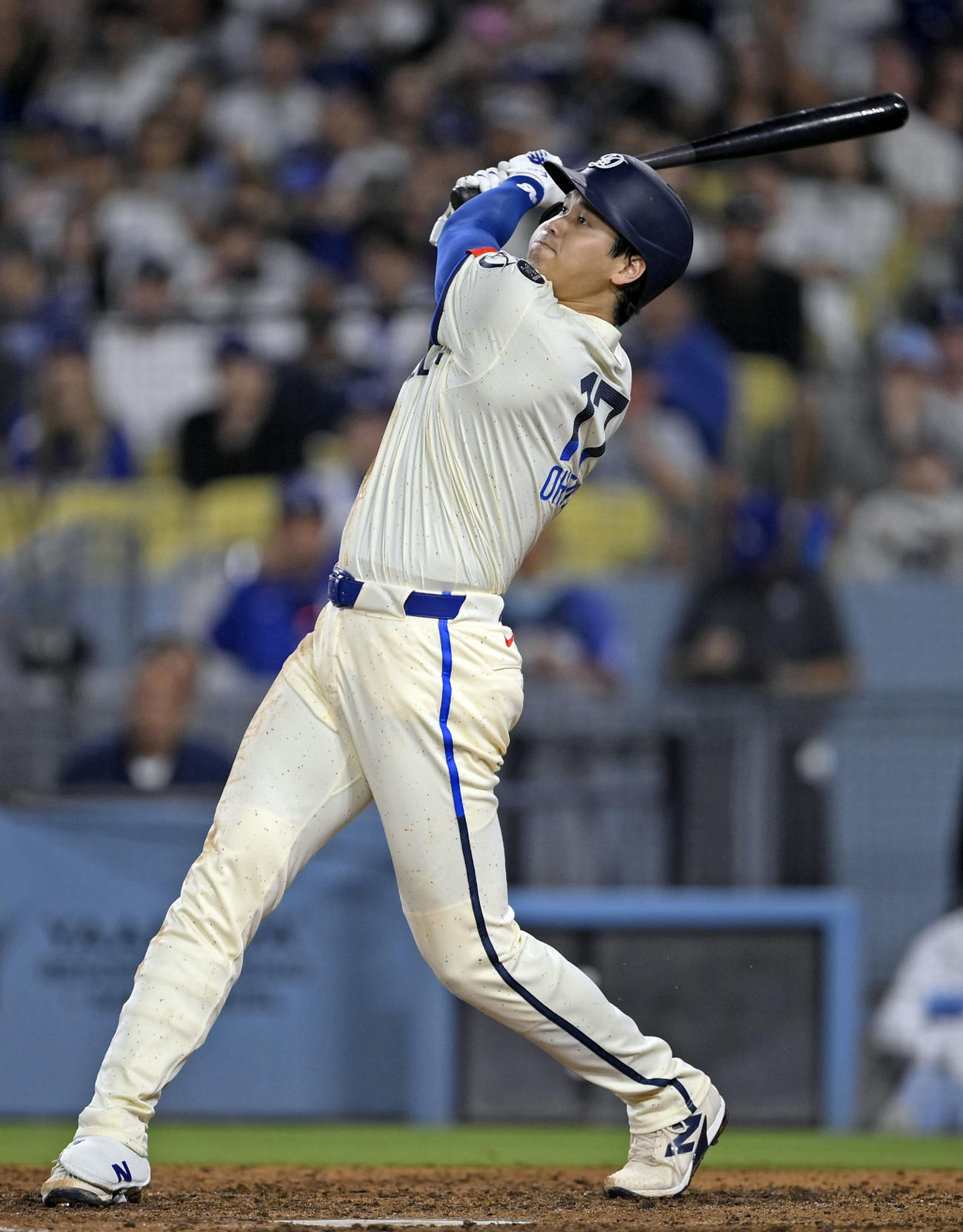 ジャイアンツ戦の6回、リーグトップに並ぶ53号ソロを放つドジャース・大谷(共同)