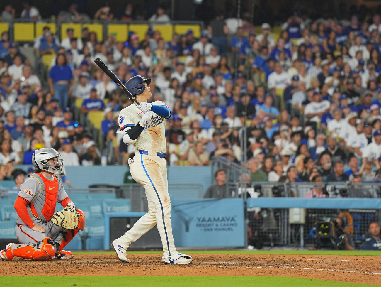 ドジャース対ジャイアンツ　6回裏ドジャース無死、左越えに53号ソロ本塁打を放つ大谷（撮影・菅敏）