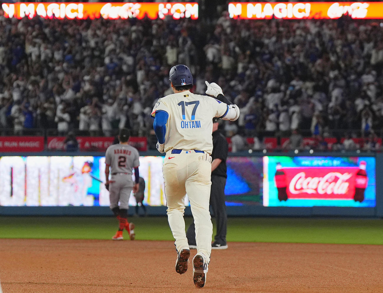 ドジャース対ジャイアンツ　6回裏ドジャース無死、左越えに53号ソロ本塁打を放ち、一塁を駆け回る大谷（撮影・菅敏）