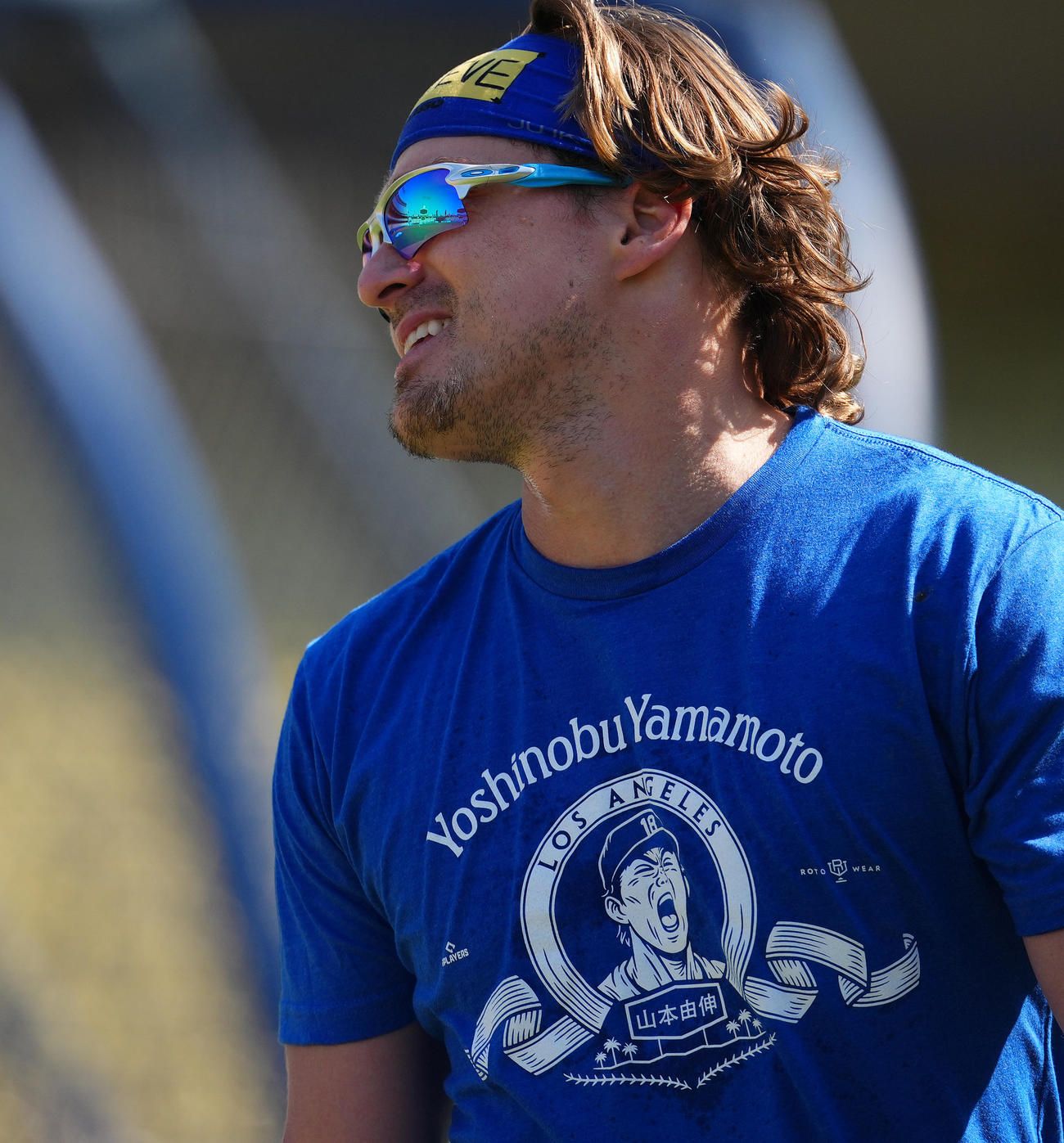 ドジャース対フィリーズ　試合前、山本がデザインされたTシャツを着て練習をするドジャースのK・ヘルナンデス（撮影・菅敏）